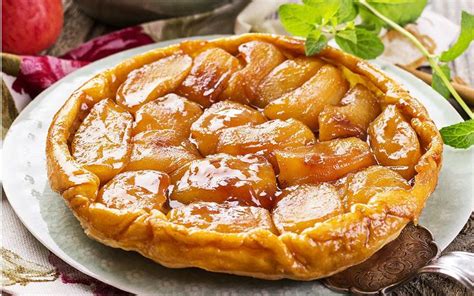  Tarte Tatin! İncecik Karamelize Elma Dilimleri ve Kremsi Vanilya Kremasıyla Bir Aşk Hikayesi